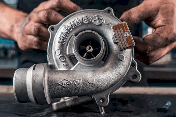 Ремонт турбин: Что делать, если турбина свистит, гонит масло или пропала тяга?