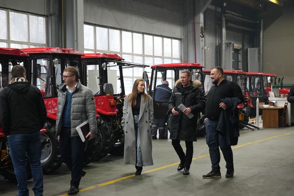 Делегация из Москвы посетила Бобруйский завод тракторных деталей и агрегатов